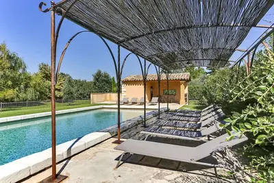 Image de Grande maison climatisée avec belle piscine chauffée au calme en Provence
