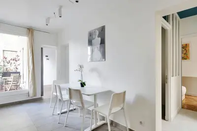 A Nice 2-Br\/1ba in Saint Germain