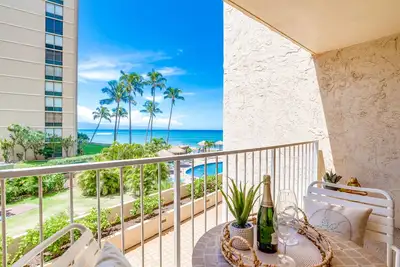 Bright Oceanview Studio Steps to Beach West Maui