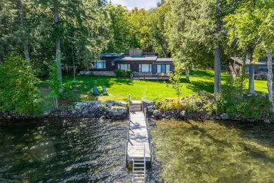 Image de 4 Bedroom Waterfront Home With Beatutiful Lake and Mountain Views
