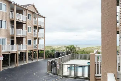 Image de 2 Bedroom Condo in Sand Pebbles w Ocean Views!