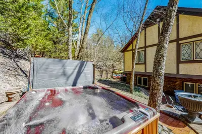 Image de Elegant mtn home w/hot tub, pool table, & amazing views +free attraction tickets