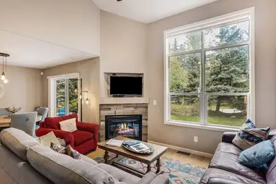 Image de Beautiful downtown townhouse with patio, grill, firepit, fireplace, washer/dryer