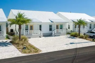 Image de Steps to the Beach and Shops | Pet Friendly