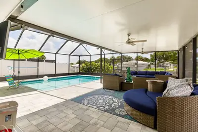 Image de Waterfront St. Pete Home - 4br 3ba, Pool, Dock & More!