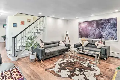 Image de Upscale Waterbury Retreat w/ Indoor Hot Tub!