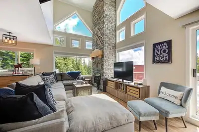 Image de Ski To/From, 5 Bedroom, Hot Tub, Walk to Village Chalet.