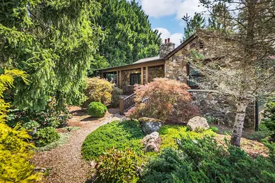 Image de The Zen Den-Beautiful Home/Gardens/Walk to Downtown/Gas Bbq/Hot Tub/Fire Pit\n