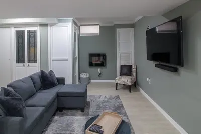 Private 2-bedroom unit mins from Airport & Nyc