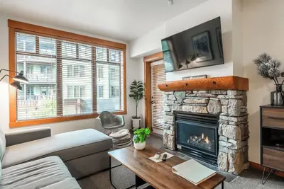 Image de Ski In/Ski Out Cozy Condo at the Village!