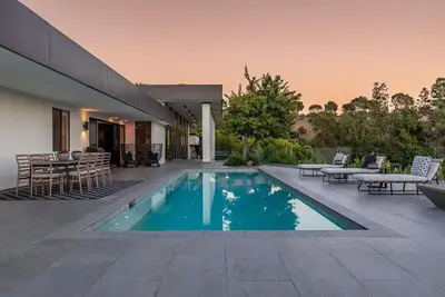 Image de This house is a 4 bedroom(s), 4. 5 bathrooms, located in Beverly Hills, Ca.