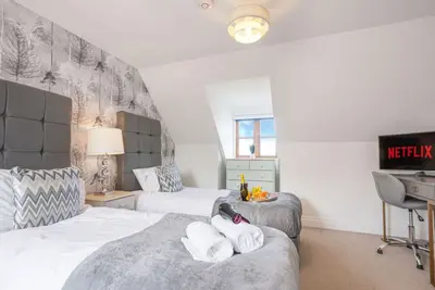 Image de Spacious House in Prime Location • Driveway Parking • Smart TVs • Fast WiFi