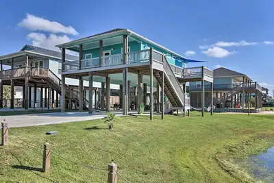Image de Walk to Shore: Crystal Beach Home w/ Deck + Grill!