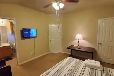 Image de Vip bedroom with private bath: spacious & stylish
