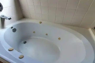 Image de Royal Bedroom with walk-in shower, Jacuzzi & more