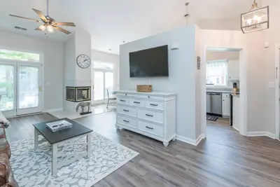 Image de Southern Charm- Spacious Townhome Close to Uk