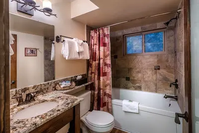 Image de Pet-Friendly 1 Bedroom-Vue sur Lac-Lodge-Bain à jet-Famille