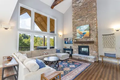 Image de Elegant Home Next to Blue Ridge Mountains