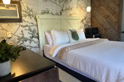 Image de Jaw dropping, inner-loop bungalow with tiny home. A city retreat!