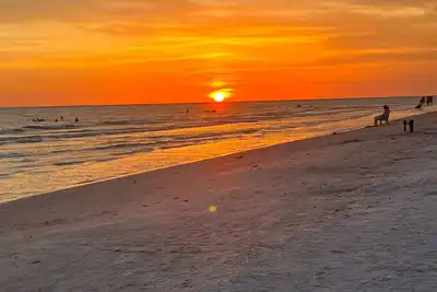 Image de Amazing 2nd story condo across the street from the Gulf with gorgeous views.