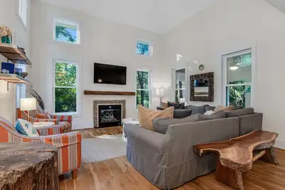 Image de Nestled in the Maritime Forest with separate crofter; 3 golf carts; access to Bhi Club