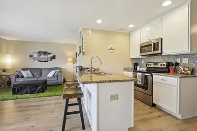Image de Swing on Over to this Golf Club Condo