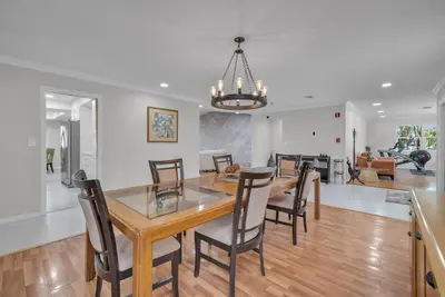 Image de Hollywood Florida centrally located house for large group gathering.