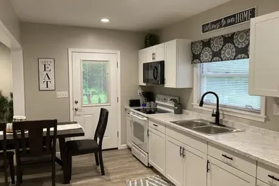 Image de Thelma's Place is a cozy, three bedroom house, newly remodeled