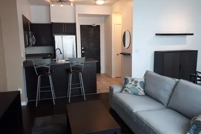 Image de Large Downtown 1 Bdrm  condo high rise with city and lake view