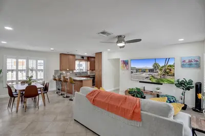 Image de Breeze Garden Mid-Century Modern Apartment