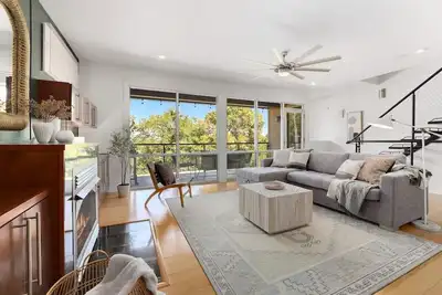 Image de Noble Nest - 5 Min to Downtown and U of A