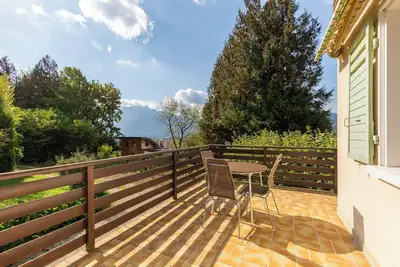 Image de Chalet Les Tourelles avec vue sur le lac, terrasse et balcon privés.