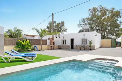 Image de Maison de vacances \"Villa Montenmedio 1\" avec vue sur les montagnes et piscine.