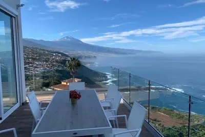 Image de Villa \"Crystal Ocean Villa\" avec vue sur la mer, piscine chauffée et Wi-Fi.