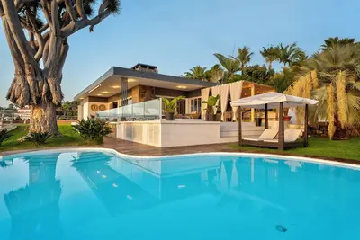 Image de Maison de vacances \"Villa Bahía de Michel\" avec vue sur mer, piscine, jardin & Wi-Fi