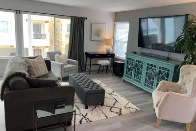 Image de 3 blocks to the beach and walking distance to all shops, bars and dining!