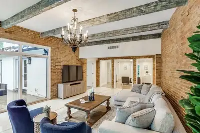 Image de $3mn large tranquil Bluffview w/ Fireplaces, Pool, etc.