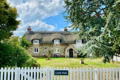 Image de Little Halt is a charming 17th century thatched cottage overlooking Pound Green