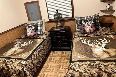 Image de Small cozy cabin with grill & fire pit close to beaches, skiing, biking and Uri.