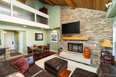 Image de Beautiful 2 bedroom 2. 5 bath Loft Condo with a view.