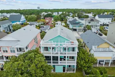 Image de Spacious 4 bdrm 4 Bath Townhome is 4 walking mins to the Beach! Linens Included!