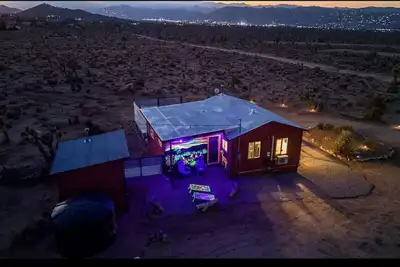 Image de Jasper Glow 2br Stargaze 4 Acres near Joshua Tree Ev Charger Hot Tub Swing Set