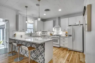 Image de Trendy & Posh! Your smalltown retreat awaits!