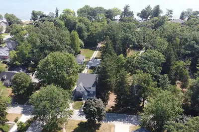 Image de Two 3\/1 Apts. in Huge Home One House off Lake w\/ Lake Views, Walk to Beaches