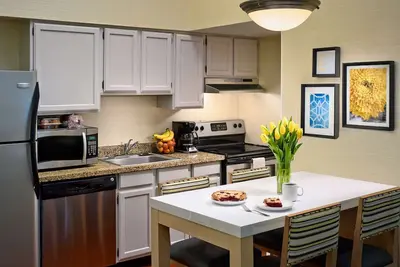 Image de Your Home Away From Home! Free Parking, Outdoor Pool, Pets Allowed