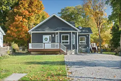Image de Spacious 4Bdrm Home Patio, Bbq, Walk to Lake - Holiday Home