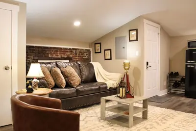 Image de Cozy Bourbon Speakeasy Themed Loft - Minutes from Downtown!