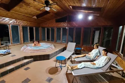 Image de Hemlock Estate: Indoor Hot Tub, Heated Pool, Game Room – Sleeps 28+, Ski & More!