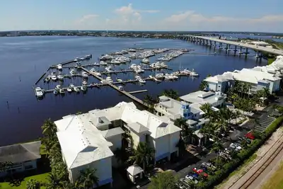 Image de Top Floor Condo with Scenic River Views, Just Minutes from Downtown Stuart