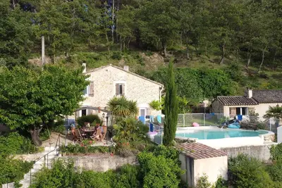 Image de Maison en pierre et dépendance dans un cadre pittoresque au cœur de Dentelles